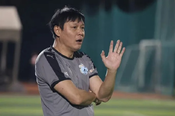 输球不低落，范志毅展现坚韧精神，0比4仍昂首挺胸！