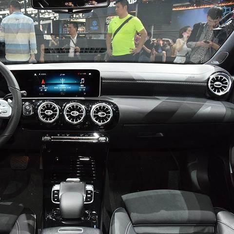 男子订奔驰过年回家 车价飙升变泡影，定金成“冤大头”