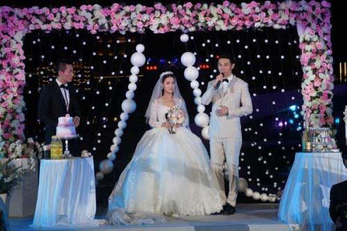 陈汉典Lulu婚礼甜蜜瞬间，中式礼服浪漫绽放