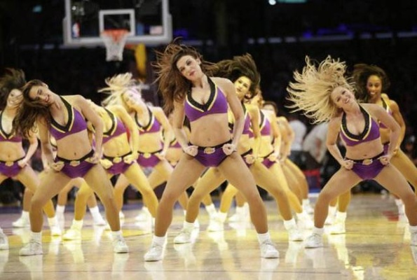 篮球拉拉队真能左右比赛?揭秘游戏里被忽略的「场边战术变量」 篮球拉拉队真能左右比赛?揭秘游戏里被忽略的「场边战术变量」