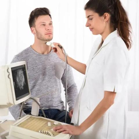 甲状腺疤痕变美丽微笑线，冯提莫展现独特魅力