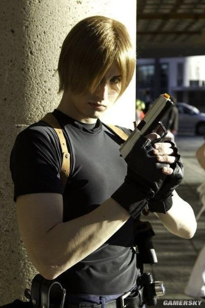 五旬老汉cos里昂还原度爆表，粉丝惊呼：神还原，再现经典！