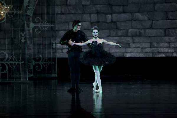 黑天鹅之舞，橙衣堡垒传奇