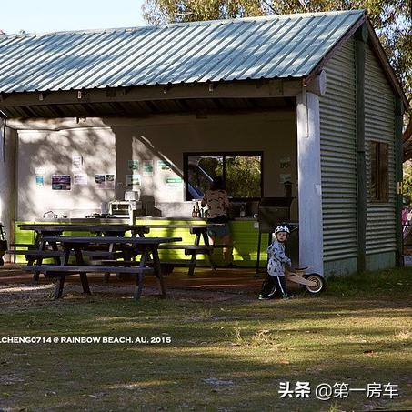 悉尼妹深夜户外秀风采，自拍挂胸罩挑战新潮流