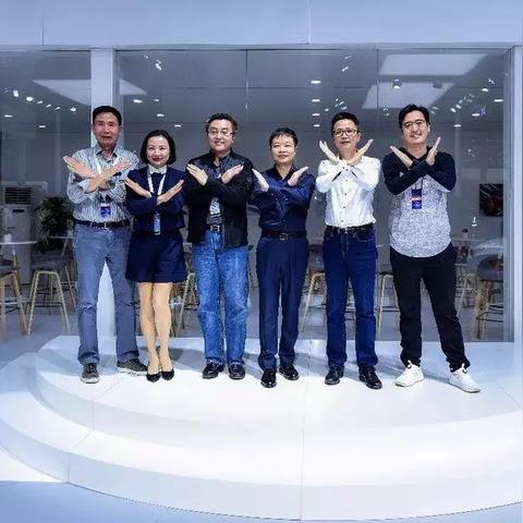 何小鹏驾驭飞行汽车惊艳年会，高颜值美女司机护航引关注