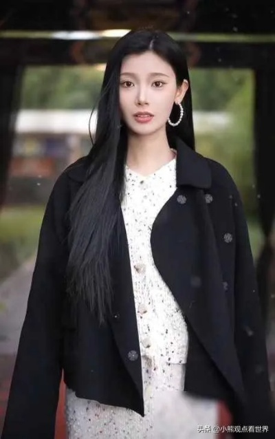 浩浩妈新片曝光！胸前纹身魅力不减，时尚元素吸睛瞩目