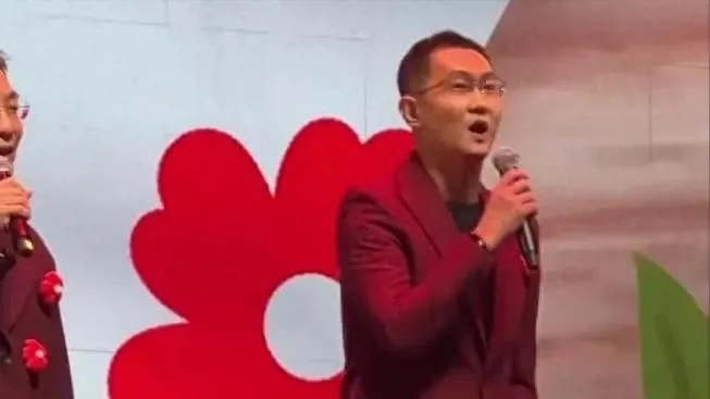 马化腾激情献唱引燃团队，高管红围脖亮相展新风采