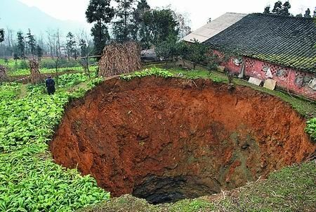 塌陷天坑年久未修复 居民苦等臭气熏天解救