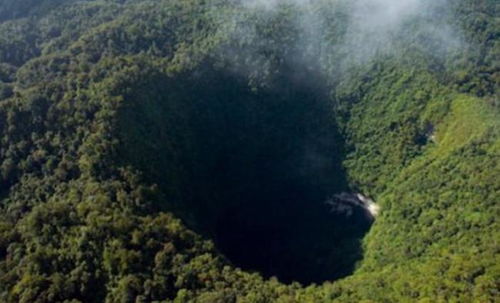 天坑塌陷年久未修复，日本居民苦不堪言环境恶化