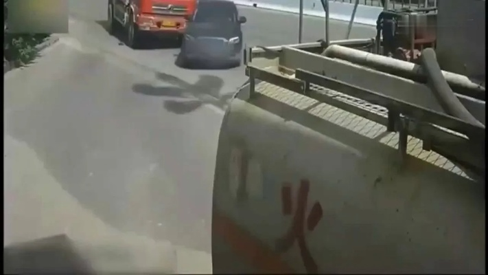 智驾失控！无视变道酿悲剧，环卫工人命悬一线惊心动魄