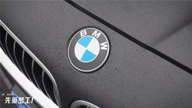 宝马新Logo首发：哑光黑环焕新登场，引领高端车界潮流