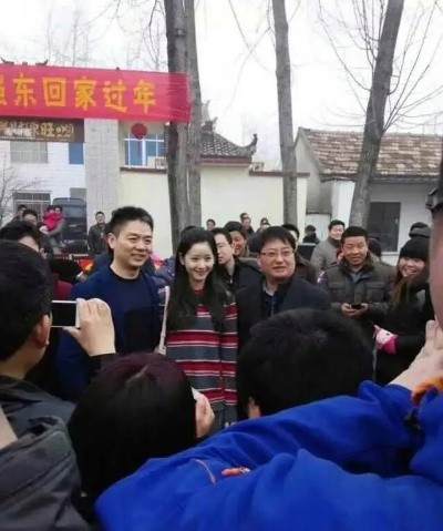 刘强东父母光明村过年，母亲儿媳同款大衣展朴实家风