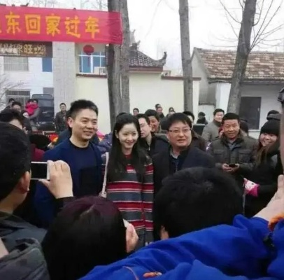 刘强东回村领年货,小学同学热议:强子回村再聚首共饮佳酿 刘强东回村领年货,小学同学热议:强子回村再聚首共饮佳酿