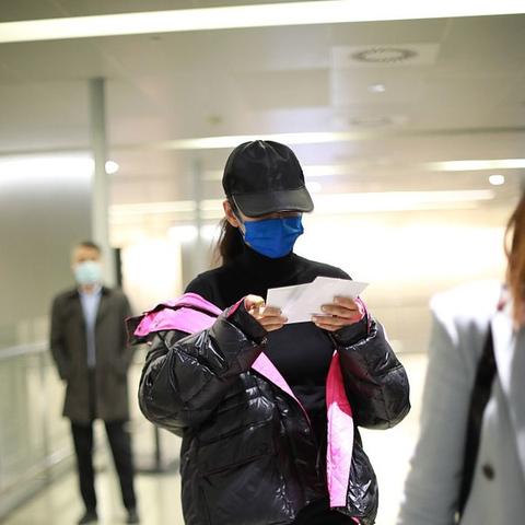 48岁黄奕素颜亮相晚会，无妆状态引发热议，展现真实魅力