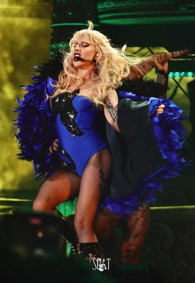 英国女星“绵羊姐”台上惊曝:裤子失禁仍坚持演出,敬业精神令人敬佩 英国女星“绵羊姐”台上惊曝:裤子失禁仍坚持演出,敬业精神令人敬佩