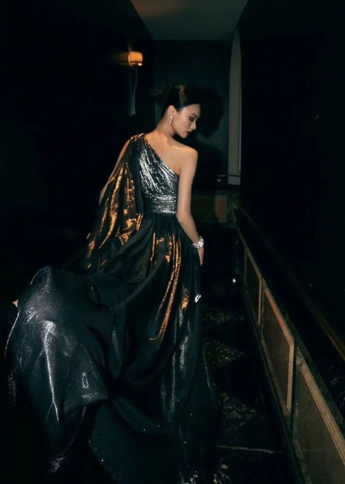 查莉·XCX亮相《呼啸山庄》首映，礼服惊艳全球瞩目风采独领