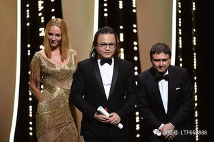 查莉·XCX亮相《呼啸山庄》首映，礼服惊艳全球瞩目风采独领