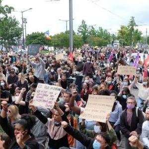 《生化9新篇：里昂人性突变，丧尸暴行旁观引热议》