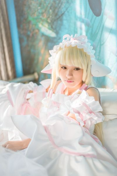 绝美身姿小叽手办，白色礼裙演绎天使魅力新风尚