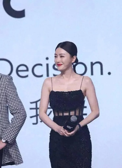 秦岚曼妙身材引热议，飞吻动态图曝光！惊艳值飙升