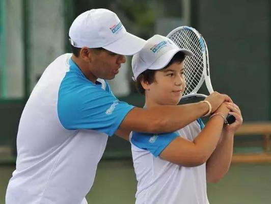 网球高手养成记：为明星对决苦练技艺，迈向巅峰之路