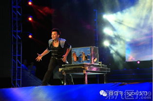 李连杰红围巾亮相，《源力江湖》短剧开机盛典震撼启幕！