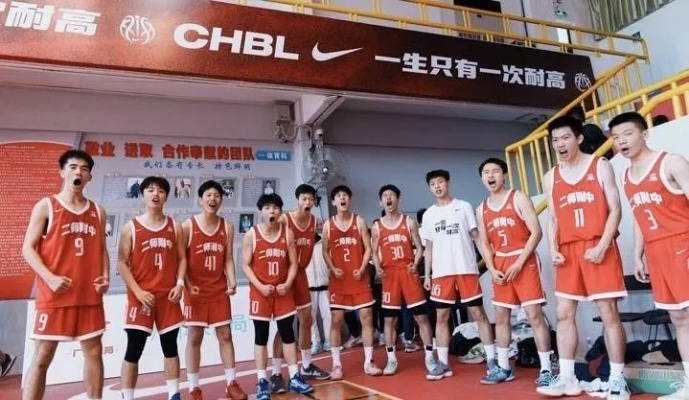 黄埔军校传奇再现，广州“最强背影小孩哥”刷屏全网！