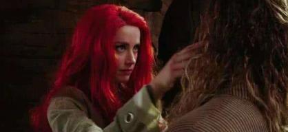 全球首映狂热沸腾！《呼啸山庄》小丑女魅力引爆，性感张力新巅峰