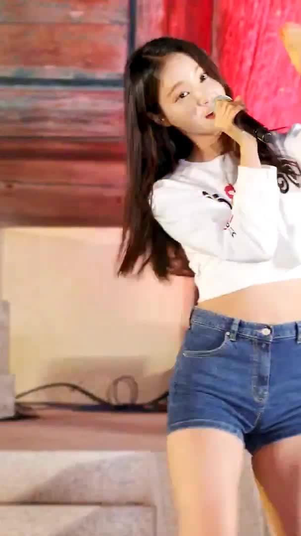 王星辰新图曝光！白袜魅力，你心动了吗？