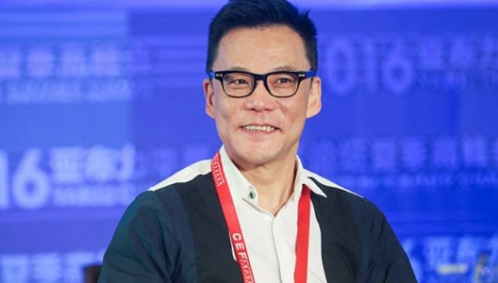 61岁李国庆夫妻平板支撑3分钟，硬核挑战展现惊人耐力