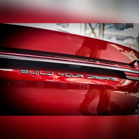 奔驰S级车灯革新：5万颗LED照亮605米，照明范围扩40%，引领夜行安全新高度