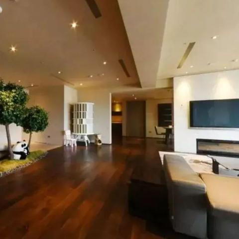 大S雕像“小女孩”热议背后：不写实之谜与艺术新价值探秘