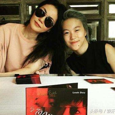 窦唯56岁毛线帽遮秃顶，身材发福引热议，揭秘新风采