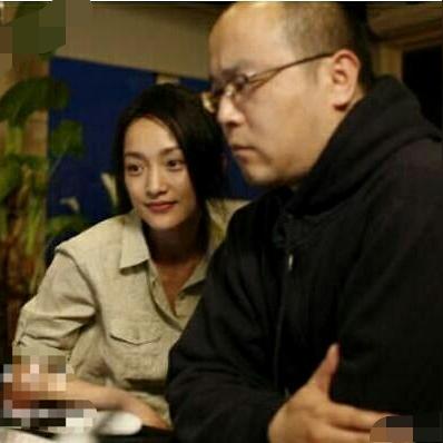 窦唯56岁毛线帽遮秃顶，身材发福引热议，揭秘新风采