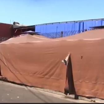 街头慷慨：洛佩兹现金援助流浪者传递爱心