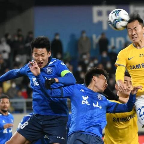 中场屏障铸就红色王朝，坚韧意志引领冠军荣耀！