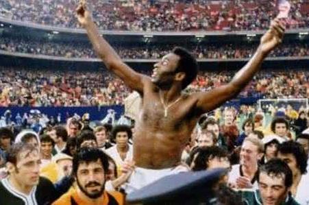 “黄金左脚”轰炮绝技，球王贝利赛场称霸传奇