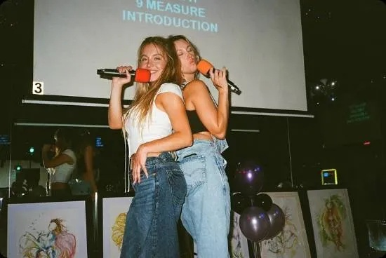 悉尼妹大胆宣言：独立约会，滑板车见证新潮流