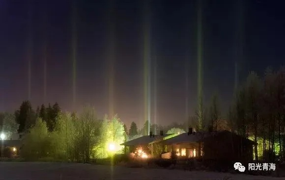 圣彼得堡夜空奇观:神秘光柱现象,科学探索新篇章 圣彼得堡夜空奇观:神秘光柱现象,科学探索新篇章