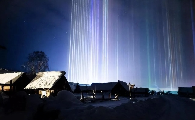圣彼得堡夜空奇观:神秘光柱现象,科学探索新篇章 圣彼得堡夜空奇观:神秘光柱现象,科学探索新篇章