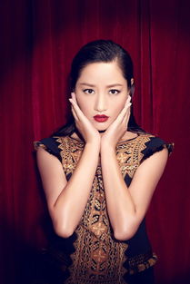 繁花蕾丝交织,极致性感张力绽放 繁花蕾丝交织,极致性感张力绽放