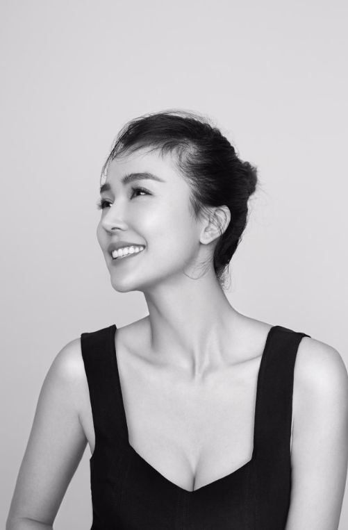 海莉比伯写真惊艳：紧致线条勾勒绝美背部曲线