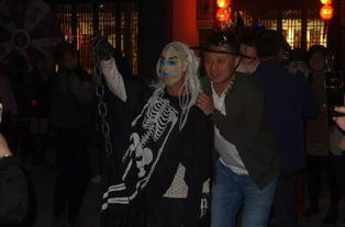 悉尼妹主演惊悚片《家弑服务》数字平台独家首映，揭秘人性黑暗面