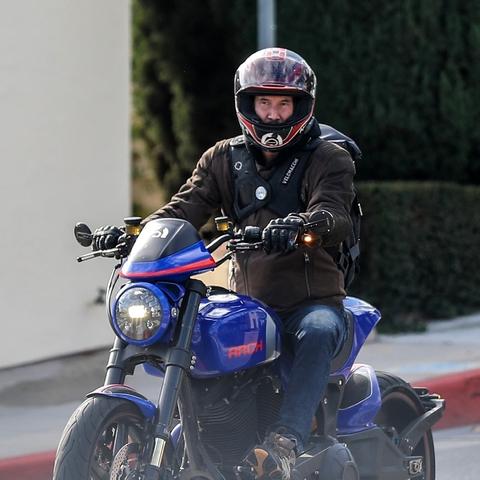 基努·里维斯短发新形象首曝,颠覆经典演绎新价值震撼来袭 基努·里维斯短发新形象首曝,颠覆经典演绎新价值震撼来袭