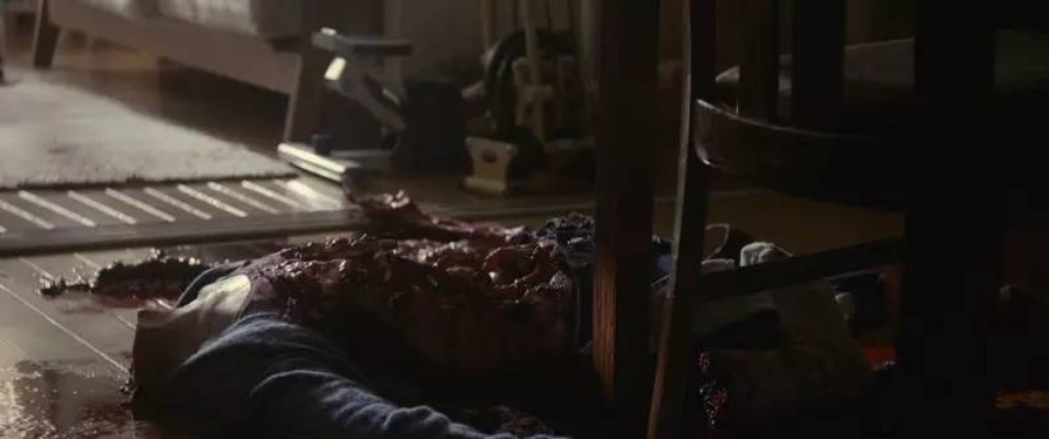 《家弑服务》惊曝删减片段,揭秘人性黑暗新视角 《家弑服务》惊曝删减片段,揭秘人性黑暗新视角