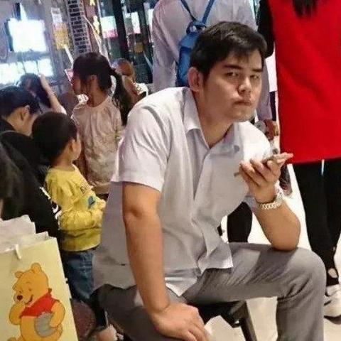 陈冠希撞脸赵本山引热议，留八字胡沧桑变新潮流