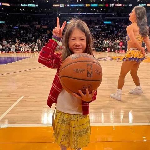 陈冠希撞脸赵本山引热议，留八字胡沧桑变新潮流