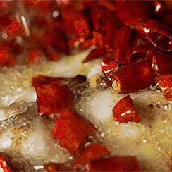 锦鲤跳缸悲剧变佳肴，老板含泪打造酸菜鱼新宠