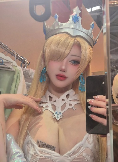 《冰雪女王cos惊艳升级，揭秘《棕色尘埃2》威廉明娜新风采》