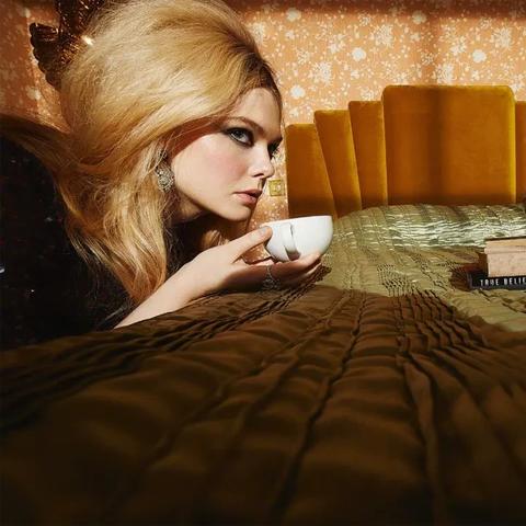 艾丽·范宁写真曝光：白皙肌肤映衬智慧光芒